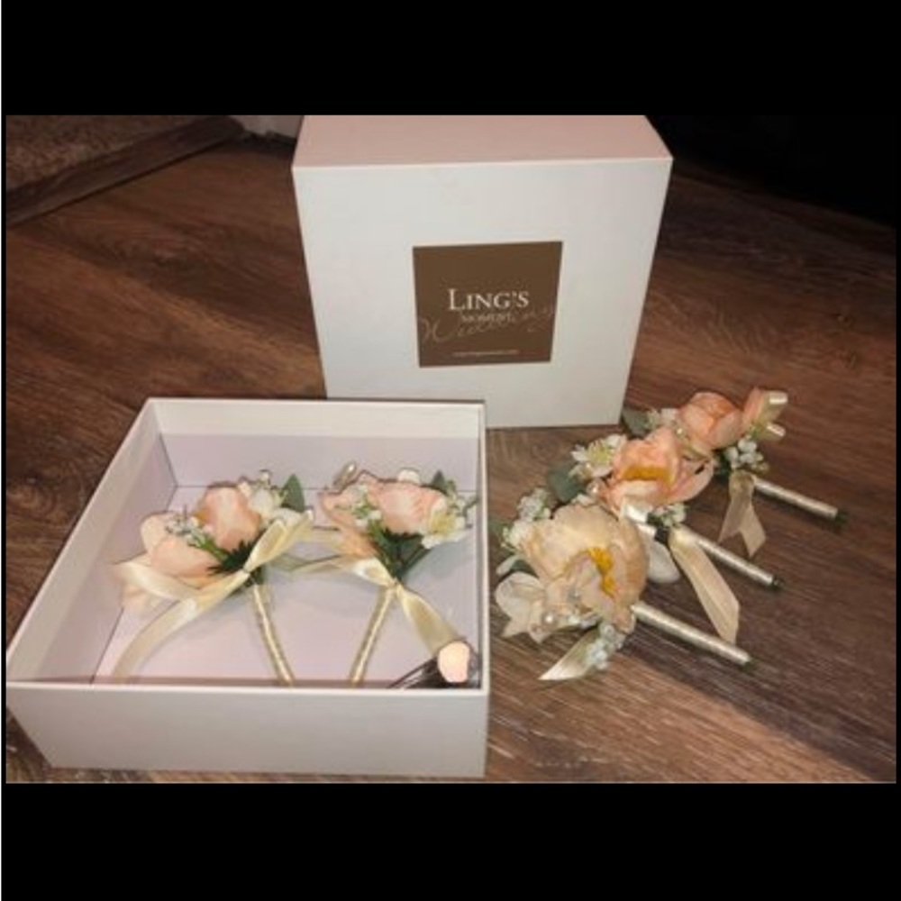 Brand new in box Lings peach boutonniere